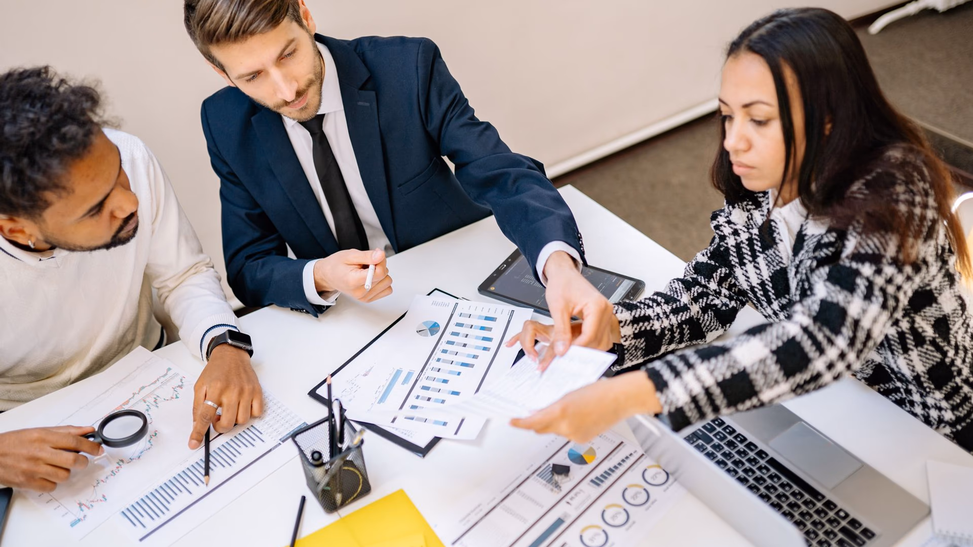 Article sponsorisé B2B : choisir entre presse verticale et média généraliste